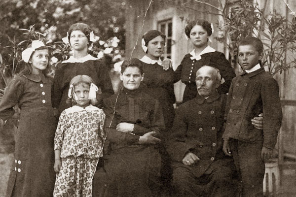 Ingelevičių šeima 1918 m. Amžiaus pradžioje šeimos buvo gerokai gausesnės. Lietuvos dailės muziejaus nuotr.