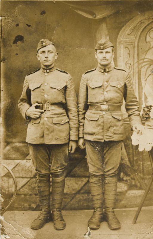 1927–1928 m. Abu kariai iš Kupiškio valsčiaus, Salamiesčio parapijos. Jie apsirengę kariškomis uniformomis. Švarkų apykaklėse – Gedimino stulpai, ant galvų pilotės, ant kurių Vyties kryžius. Apsiavę batais su vyturais. Lietuvos liaudies buities muziejaus nuotr.