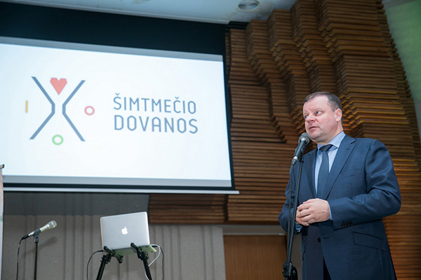 Saulius Skvernelis sveikina susirinkusius savanorius. Andriaus Ufarto/Delfi.lt nuotr.