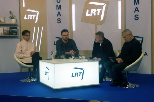 Diskusija Knygų mugėje. Iš kairės: Kristupas Sabolius, Mykolas Katkus, Aurelijus Katkevičius, Rytas Staselis. Autorės nuotr.