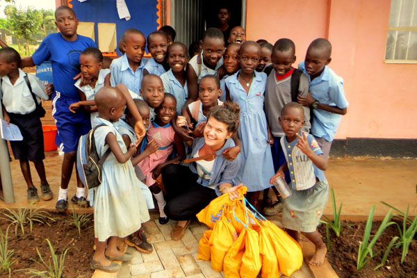 1. Ugandos sostinės Kampalos vienoje iš mokyklų kartu su UYSTO (Uganda youth skills training organisation). Čia savanoriai mergaitėms dalino higieninius paketus ir pasakojo apie jų naudojimą. Asmeninio archyvo nuotr.