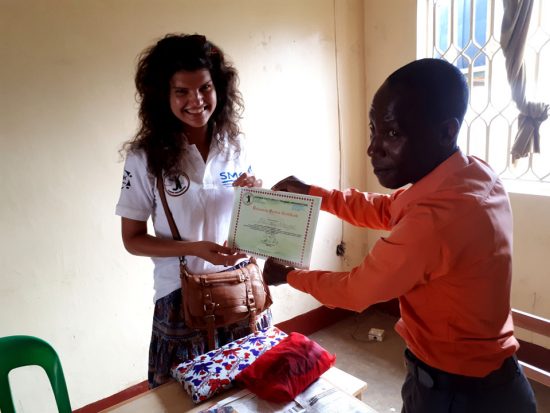 UYSTO direktorius Bob įteikia savanorystę patvirtinantį pažymėjimą Paskutinė savanorystės diena Ugandoje. Asmeninio archyvo nuotr. 