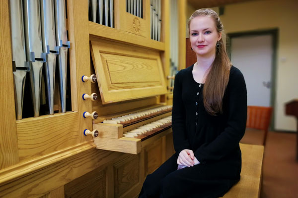 Lukrecija Stonkutė LMTA vargonų auditorijoje. Veiklos jai netrūksta – jaunoji muzikė tuoj išskubės į šv. Kryžiaus bažnyčią, kurioje vargonuos. Autoriaus nuotr.