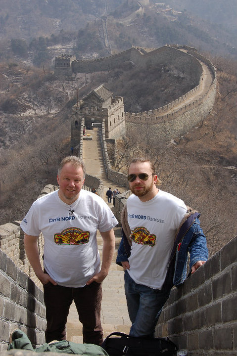 Martynas Starkus ir Vytaras Radzevičius prie Didžiosios kinų sienos. Akimirka iš kelionės „Pagaminta Kinijoje“. Facebook nuotr. 