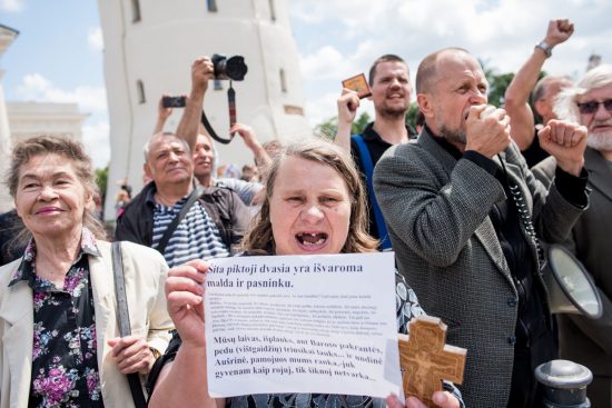 2016 m. birželio 18 dieną Vilniuje, Gedimino prospekte trečią kartą vykęs Baltic Pride 2016 eitynės „Už lygybę“. Juoką ir gailestį keliantys taikios eisenos priešai kėlė kryžius, kalbėjo maldas ir skandavo įžeidžiančius ir keikiančius šūkius. Pauliaus Peleckio nuotr.