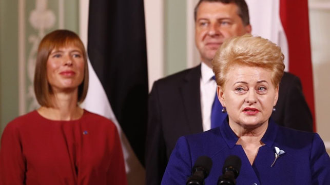 Dalia Grybauskaitė tarptautiniuose susitikimuose dažnai užgožia savo dabartinius kolegas Estijos prezidentę Kersti Kaljulaid ir Latvijos vadovą Raimondą Vejonį. Reuters/Scanpix nuotr.