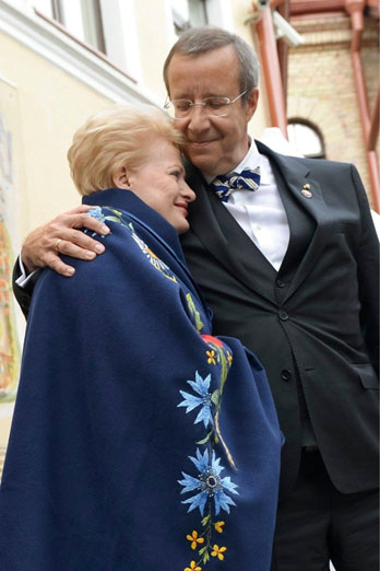 D. Grybauskaitė dažnai viešumoje atrodo griežta ir kategoriška. Švelnesnį įvaizdį ji bando kurti socialiniuose tinkluose. Tam pasitelkiamos ir grybų marinavimo nuotraukos, ir T. H. Ilveso glėbys. Facebook nuotr.