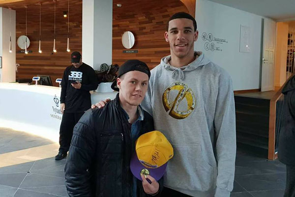 Motiejus Baublys ir krepšininkas Lonzo Ball. Asmeninio archyvo nuotr.