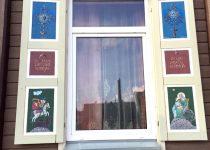 Parapijos namų langinės. A. Augutis, E. Klimkaitė, E. Kurlavičienė, S. Klemkaitė, A. Uogintas. 2017 m. Autorės nuotr.