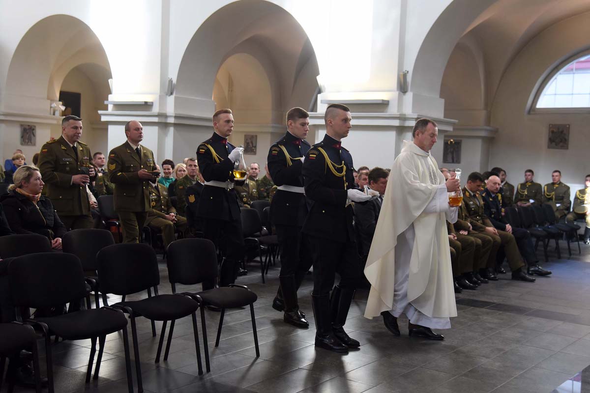 Krizmos mišių akimirka Lietuvos kariuomenės pagrindinėje šv. Ignoto bažnyčioje. Ordinariato nuotr.