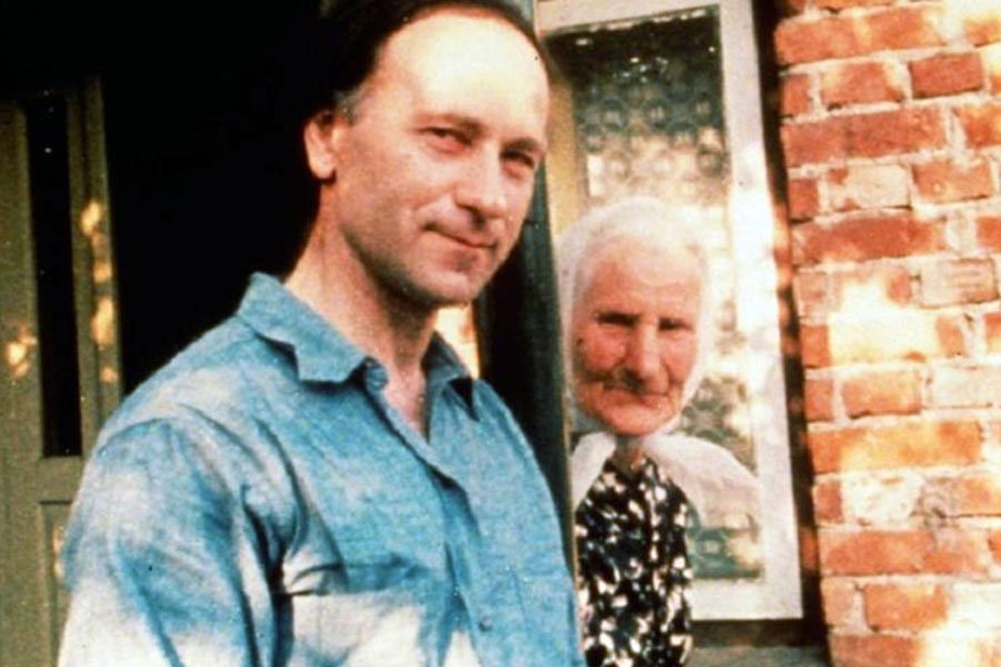 Jonas Mekas su mama. Kadras iš filmo.