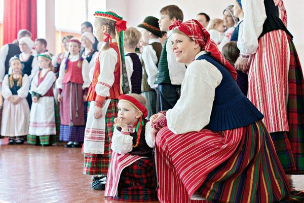 Folkloro ansamblio „Virvytė“ koncertas Aukštadvaryje. Loretos Sungailienės asmeninio archyvo nuotr.